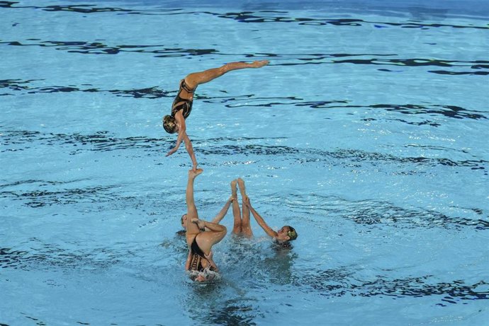 Archivo - El equipo español de natación artística, durante una competición.