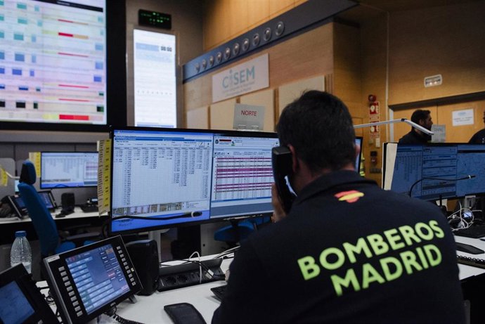 Archivo - Un agente en el Centro Integral de Seguridad y Emergencias, a 24 de diciembre de 2024, en Madrid (España)