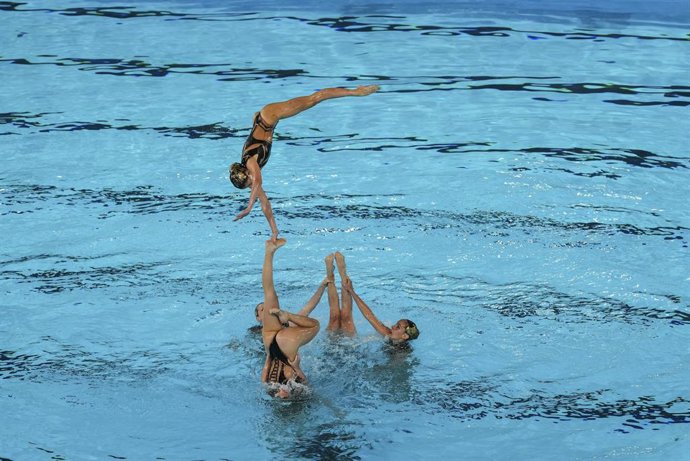 Archivo - Equipe da Espanha compete durante a Rotina Acrobática da Equipe de Natação Artística no Centro Aquático durante os Jogos Olímpicos de Paris 2024 em 7 de agosto de 2024 em Paris, França.