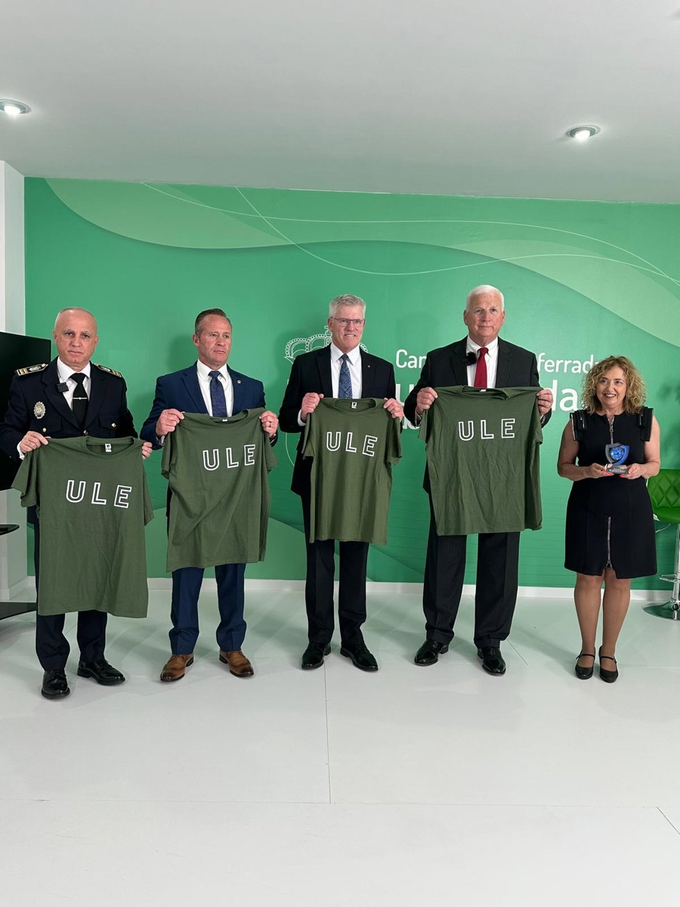 Representantes de la Universidad de León, la Association International of Chiefs of Police y la Policía Municipal de Ponferrada durante la reunión mantenida en la que se ha firmado un acuerdo de colaboración