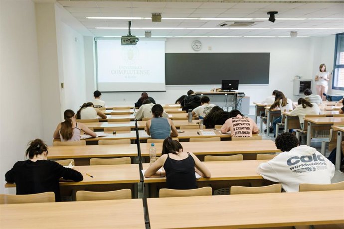 Alumnos durante el primer examen de la PAU 2025, en un aula en la Facultad de Químicas, durante la primera jornada de selectividad en Madrid, a 3 de junio de 2025, en Madrid (España).