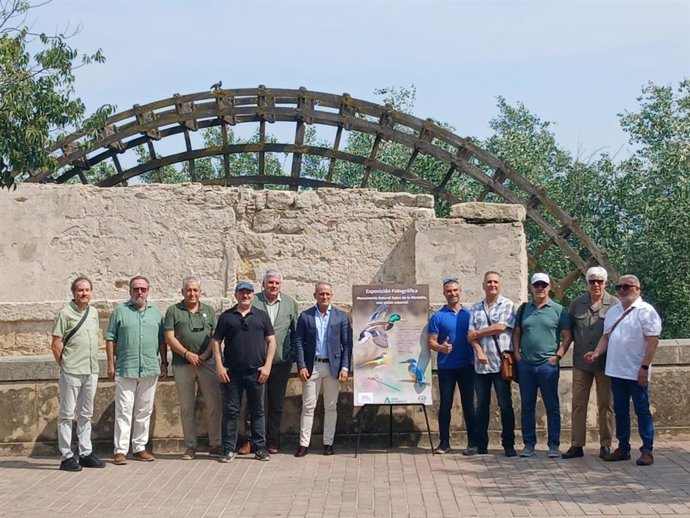 Martínez (centro), en la inauguración de la exposición fotográfica 'Monumento Natural Sotos de la Albolafia, una visión especial'.