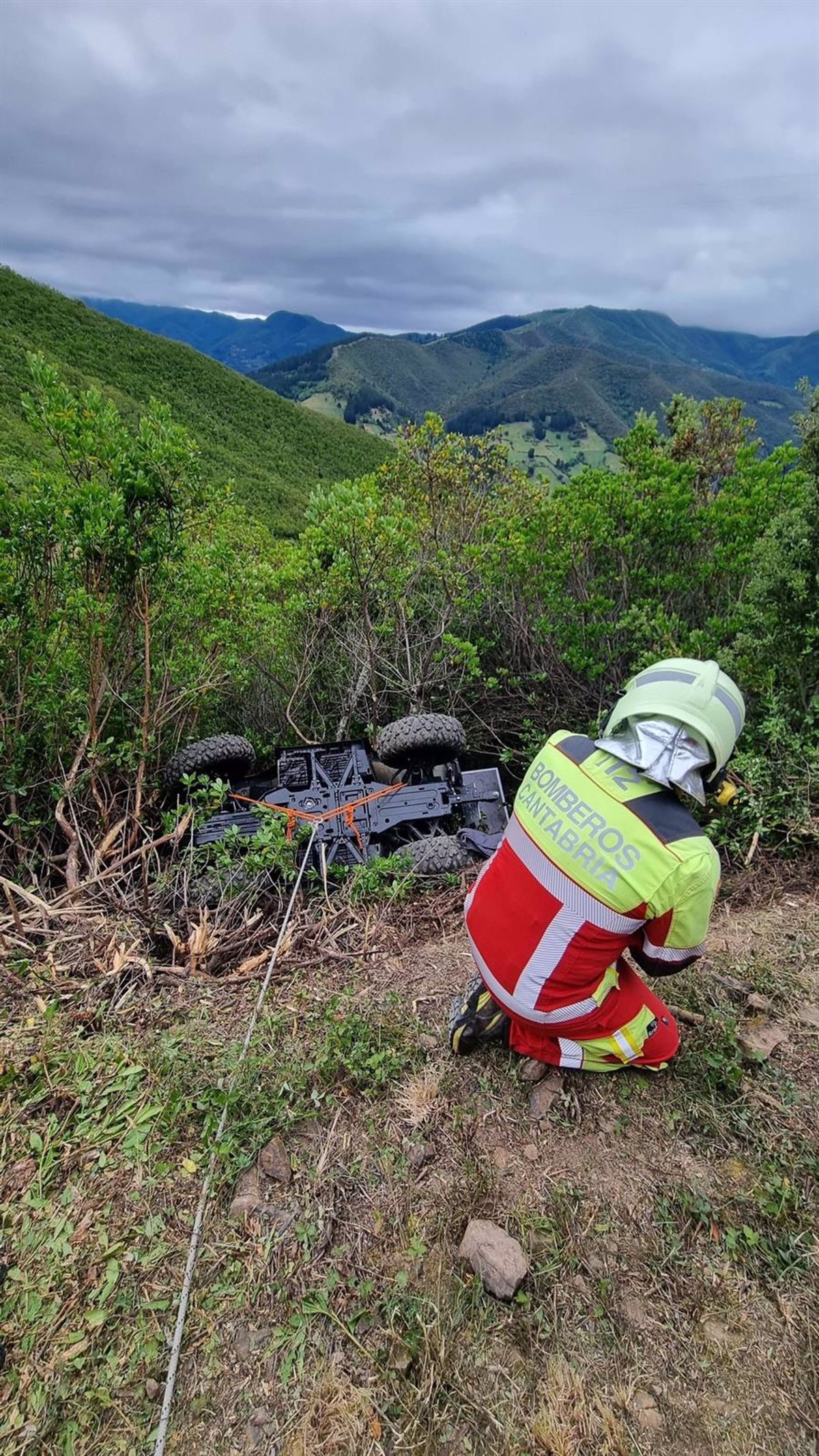 Dos alemanes, ilesos tras volcar con un quad en una pista forestal de Potes y caer por un terraplén