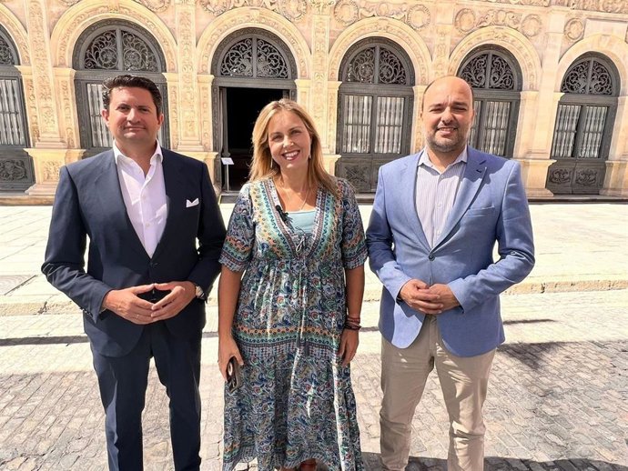 Archivo - De izquierda a derecha, los concejales de Vox, Fernando Rodríguez Galisteo, Cristina Peláez y Gonzalo García de Polavieja.