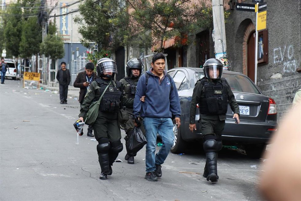 Las fuerzas de seguridad de Bolivia detienen a un seguidor del expresidente Evo Morales tras enfrentamientos