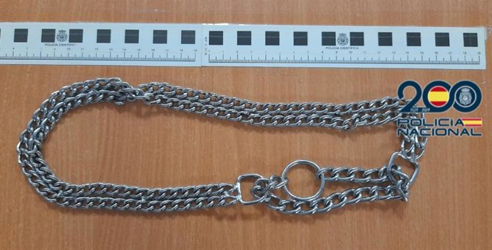 Cadena de metal utilizada por el hombre detenido para amenazar a varias personas en Valladolid