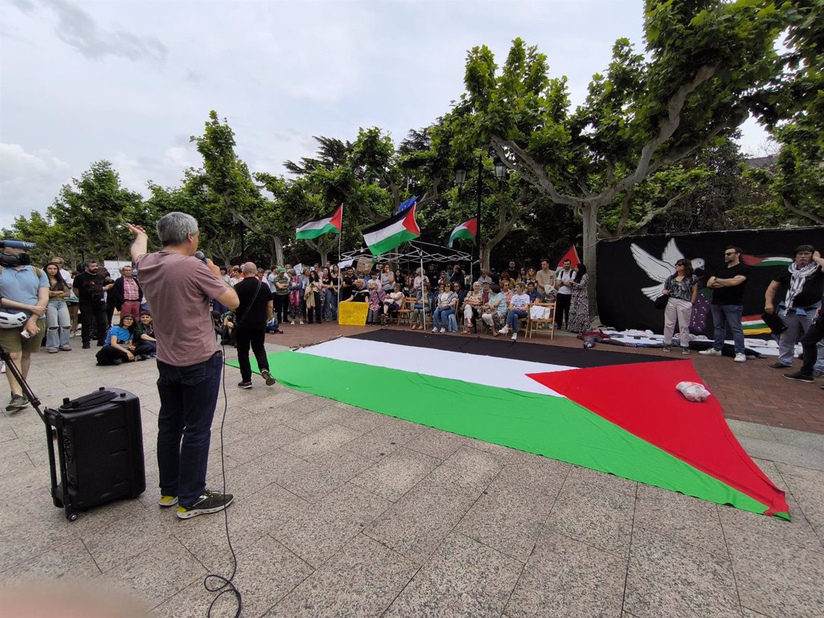 El Espolón acoge una concentración permanente en contra del  genocidio  de Israel y en solidaridad con Palestina