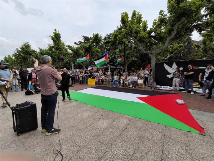 El Espolón acoge una concentración permanente en contra del "genocidio" de Israel y en solidaridad con Palestina