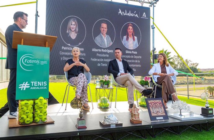 La consejera de Cultura y Deporte, Patricia del Pozo, acompañada en el acto por la delegada de Deportes y Promoción de la Salud del Ayuntamiento de Sevilla, Silvia Pozo, y el presidente de la Federación Andaluza de Tenis, Alberto Rodríguez.