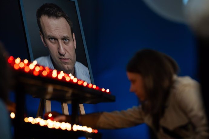 Archivo - 04 June 2024, Berlin: A visitor lights a candle at the end of the late Russian opposition politician Alexei Navalny's memorial service at the Church of Saint Mary on his birthday. Photo: Sebastian Christoph Gollnow/dpa
