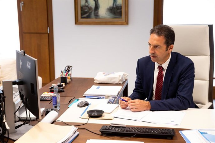 Archivo - El ya exconselleiro do Mar, Alfonso Villares,  en una reunión telemática.