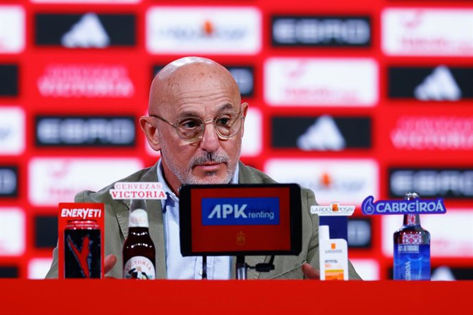 Luis de la Fuente, técnico da Espanha, participa de sua coletiva de imprensa para anunciar a lista de jogadores convocados antes da partida de futebol da Liga das Nações da UEFA da Seleção Espanhola contra a França na Ciudad del Futbol em 26 de maio de 20