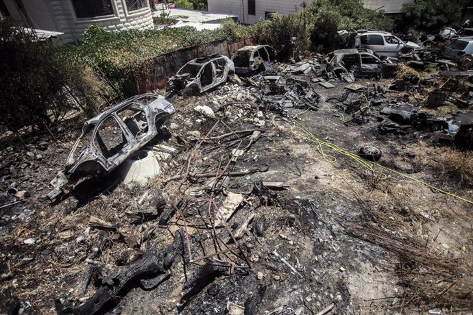Archivo - 05 August 2024, Palestinian Territories, Nablus: A view of destroyed vehicles after Palestinians clashed with Israeli settlers who raided the Joseph's tomb in Nablus. Photo: Nasser Ishtayeh/SOPA Images via ZUMA Press Wire/dpa