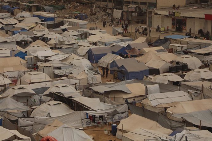 Archivo - 30 April 2025, Palestinian Territories, Gaza: Displaced Palestinian shelter in their tents during a sand storm in Gaza City. The UN food agency, one of the main providers of food assistance in the besieged Palestinian territory said on April 25 