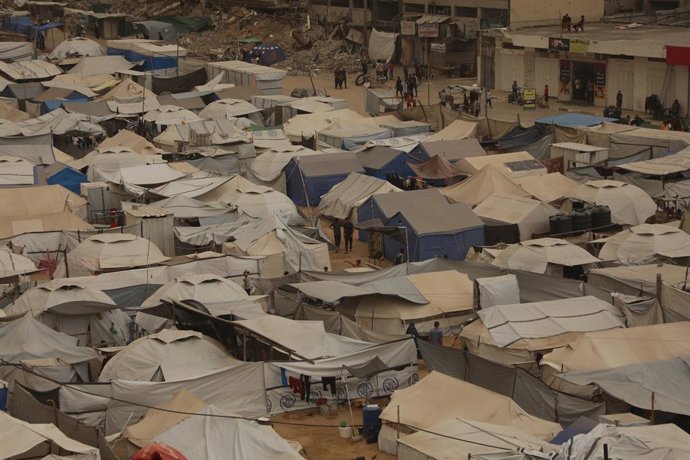 Archivo - Arquivo - 30 de abril de 2025, Territórios Palestinos, Gaza: Palestinos deslocados se abrigam em suas tendas durante uma tempestade de areia na Cidade de Gaza. A agência de alimentos da ONU, um dos principais fornecedores de assistência alimenta