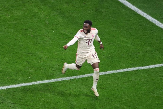 Archivo - 11 March 2025, North Rhine-Westphalia, Leverkusen: Munich's Alphonso Davies celebrates scoring his side's second goal during the UEFA Champions League round of 16 second leg soccer match between Bayer Leverkusen and Bayern Munich at the BayArena