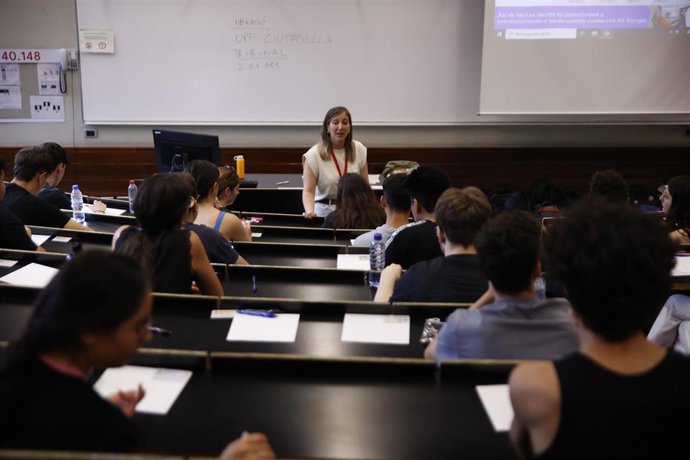 Archivo - Una examinadora junto a los estudiantes en un aula el primer día de los exámenes de selectividad, en la UPF Ciutadella, en una imagen de archivo