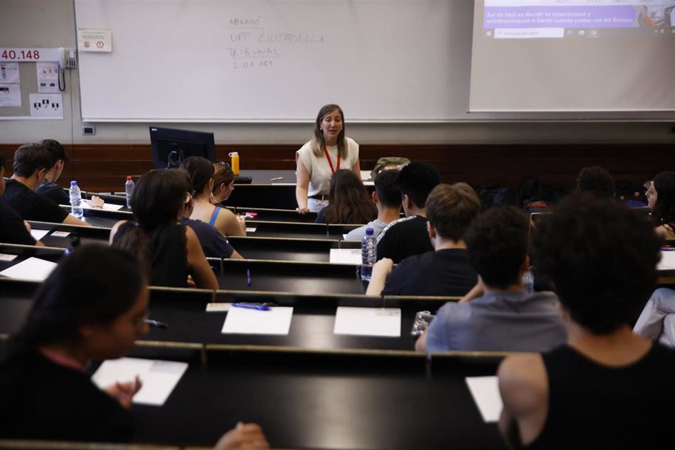 Archivo - Una examinadora junto a los estudiantes en un aula el primer día de los exámenes de selectividad, en la UPF Ciutadella, en una imagen de archivo