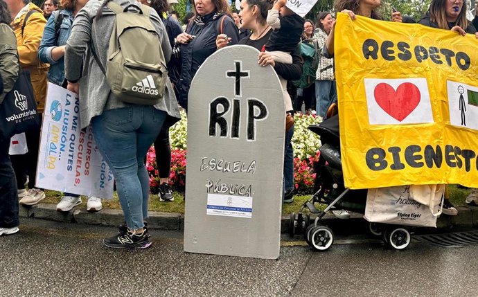 Concentración durante la huelga del profesorado asturiano.