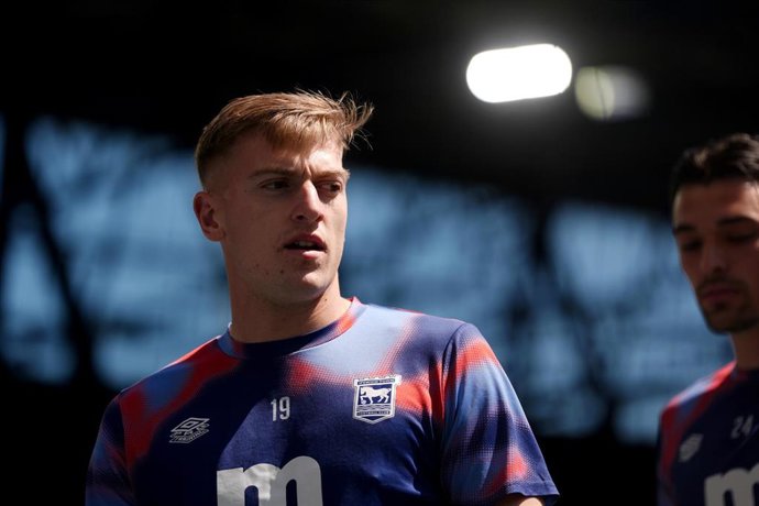 FILED - 10 May 2025, United Kingdom, Ipswich: Ipswich Town's Liam Delap pictured ahead of the English Premier League soccer match between Ipswich Town and Brentford at Portman Road Stadium. Chelsea have signed striker Liam Delap from Ipswich on a deal unt