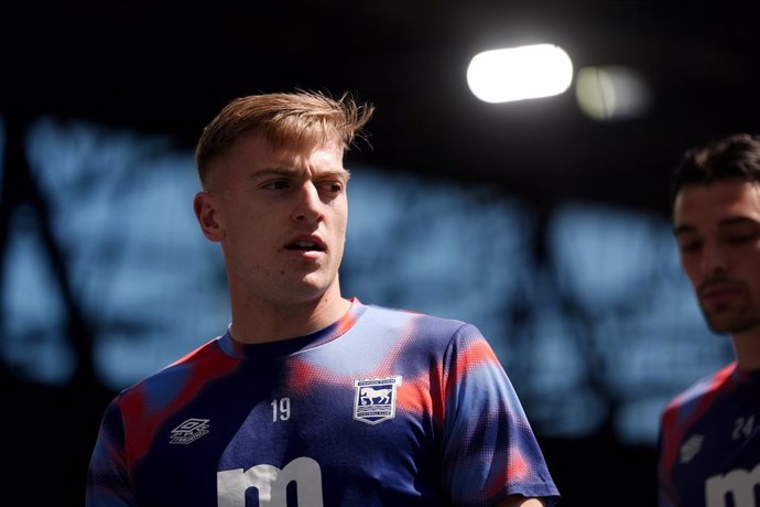 FILED - 10 May 2025, United Kingdom, Ipswich: Ipswich Town's Liam Delap pictured ahead of the English Premier League soccer match between Ipswich Town and Brentford at Portman Road Stadium. Chelsea have signed striker Liam Delap from Ipswich on a deal unt
