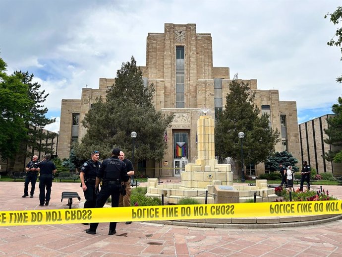 June 1, 2025, Boulder, Colorado, USA: Police investigate the scene of an 'act of terror' in and talk with witnesses on the Pearl Street Mall in Boulder. Six people have been injured and reportedly burned in an attack in Boulder, Colorado, on Sunday that t