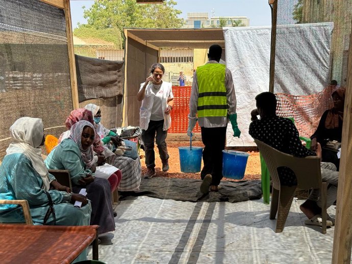 Archivo - KOSTI, 8 de marzo de 2025 -- Trabalhadores médicos trabalham na seção de triagem de um centro de tratamento de cólera, em Kosti, Estado do Nilo Branco, Sudão, em 7 de março de 2025. Pelo menos 92 pessoas morreram de cólera no Estado do Nilo Bran