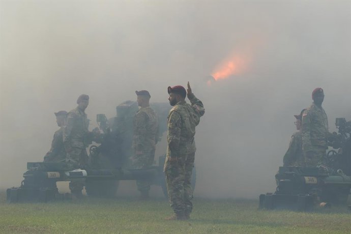 Archivo - 7 de outubro de 2019 - Fort Bragg, Carolina do Norte, EUA - Artilheiros do 3º Batalhão, 319º Regimento de Artilharia de Campo, disparam peças de artilharia na Cerimônia de Mudança de Comando do XVIII Airborne Corps no mastro principal do posto e