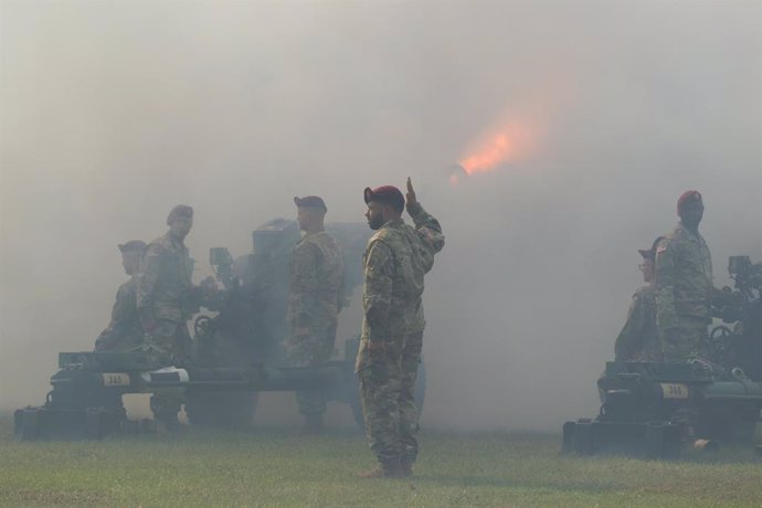 Archivo - October 7, 2019 - Fort Bragg, North Carolina, USA - Artillerymen with the 3rd Battalion, 319th Field Artillery Regiment, fire artillery pieces at the XVIII Airborne Corps Change of Command Ceremony at the main post flagpole on Fort Bragg, N.C. o