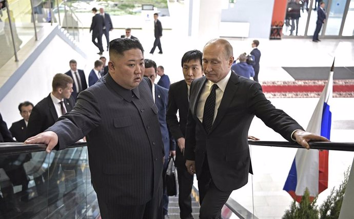 Archivo - April 25, 2019 - Moscow, Russia - Russian President Vladimir Putin, right, with North Korean leader Kim Jong Un ride the escalator together after arriving for bilateral discussions April 25, 2019 in Vladivostok, Russia. The meeting comes two mon
