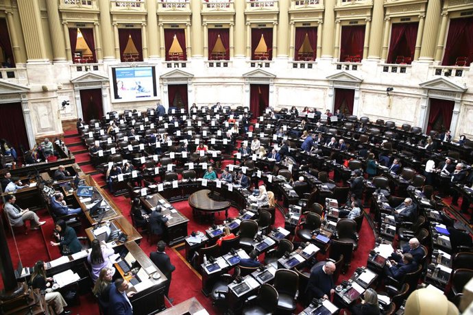 4 de junho de 2025, Ciudad Autonoma, Buenos Aires, Argentina: Dez anos após a primeira manifestação, o coletivo Ni Una Menos marchou novamente no Congresso. Trabalhadores do Hospital Garrahan e organizações de aposentados se juntaram à mobilização, protes