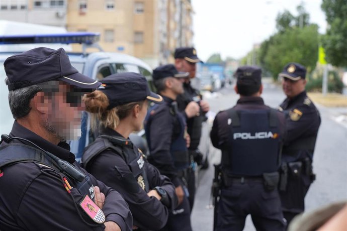 Archivo - Imagen de archivo de efectivos de la Policía Nacional desplegados en el Polígono Sur