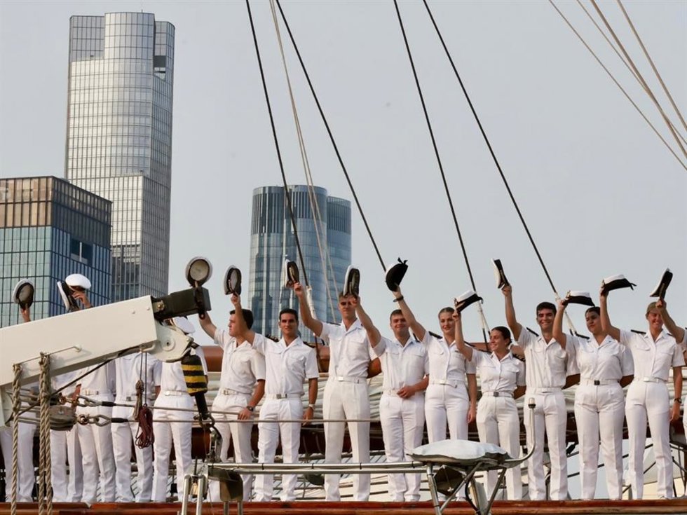 La Princesa Leonor y sus compañeros guardamarinas, saludando a su llegada a Nueva York, última escala del duque escuela Juan Sebastián Elcano