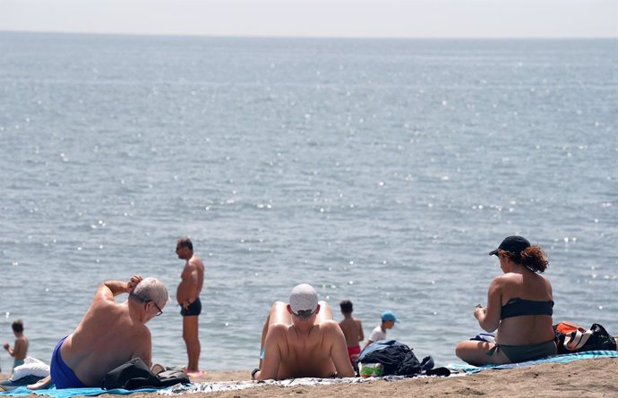 Archivo - Imágenes de bañistas en La Malagueta. A 25 de abril de 2025 en Málaga, Andalucía (España). Numerosos malagueños y visitantes se dan cita este viernes en la playa de La Malagueta, aprovechando las altas temperaturas y el ambiente soleado que marc