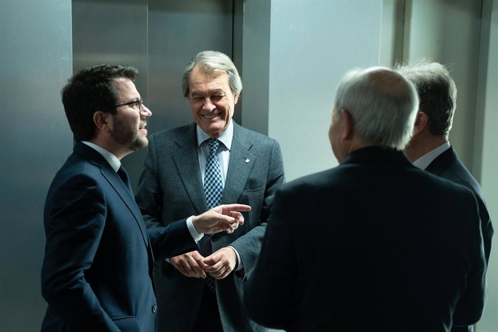 Archivo - Los expresidentes de la Generalitat, Artur Mas (2i), Pere Aragons (1i) y José Montilla (2d) y el decano del Collegi d'Economistes, Carlos Puig de Travy (2d),durante una conversación sobre el futuro de Catalunya, en el Collegi d'Economistes 