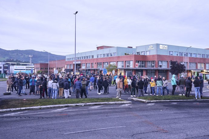 Trabajadores del metal durante la segunda jornada de la huelga del metal, en Guarnizo
