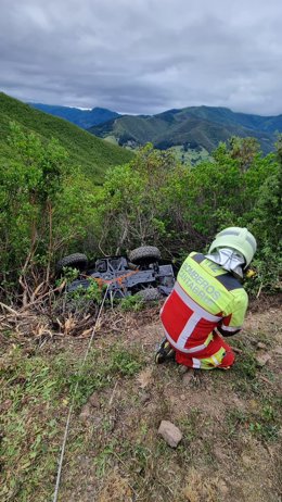 Rescatados dos alemanes que iban en un quad que cayó por un terraplén y no podían salir por la pendiente