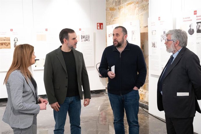 Archivo - (I-D) La consejera de Justicia y Derechos Humanos, María Jesús San José; el investigador del Centro Memorial de Víctimas del Terrorismo y comisario de la exposición, Gaizka Fernández; el director del Instituto de la Memoria, la Convivencia y los