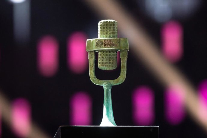 Archivo - El Micrófonu de bronce na gala final del Benidorm Fest 2025.