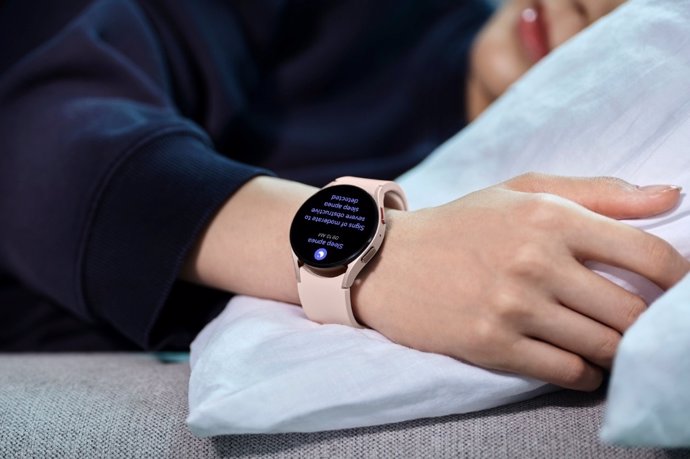 Persona durmiendo con un reloj Gaalxy Watch y la función de Apnea del sueño