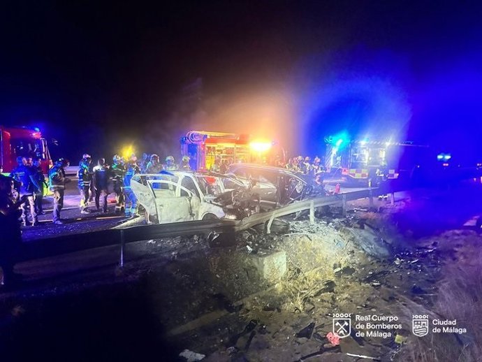 Estado de los vehículos implicados en un accidente de tráfico con cuatro fallecidos en la salida de la AP-7 hacia Torremolinos (Málaga)