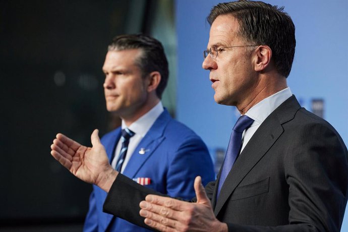 Archivo - HANDOUT - 13 February 2025, Belgium, Brussels: North Atlantic Treaty Organization (NATO) Secretary General, Mark Rutte, speaks during his joint statement with US Secretary of Defense, Pete Hegseth (L), prior to the NATO defense ministers meeting