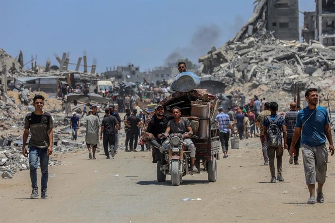 GAZA, June 4, 2025 -- Palestinos que retornam são vistos na cidade de Beit Lahia, no norte da Faixa de Gaza, em 4 de junho de 2025. Na noite de quarta-feira, as Forças de Defesa de Israel (IDF) emitiram um alerta urgente aos residentes da Faixa de Gaza pa