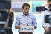 Almeida acusa a Leire Díez de rendir cuentas ante Santos Cerdán y cree que la rueda de prensa fue "desvío de atención"