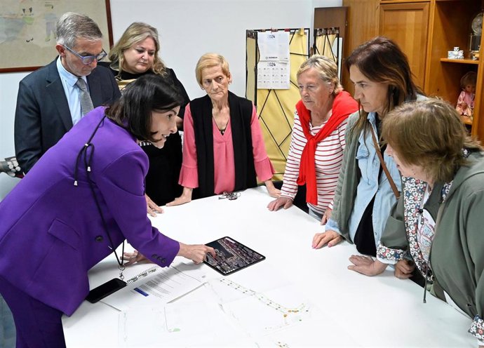 La alcaldesa de Santander, Gema Igual, y el presidente de la APS, César Díaz, se reúnen con vecinos del Barrio Pesquero