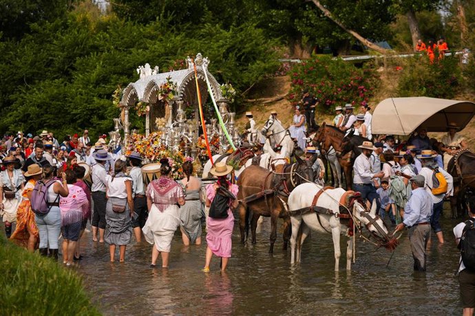 Imágenes del paso de la Hermandad del Rocío de Cabra por el Vado del Quema. 