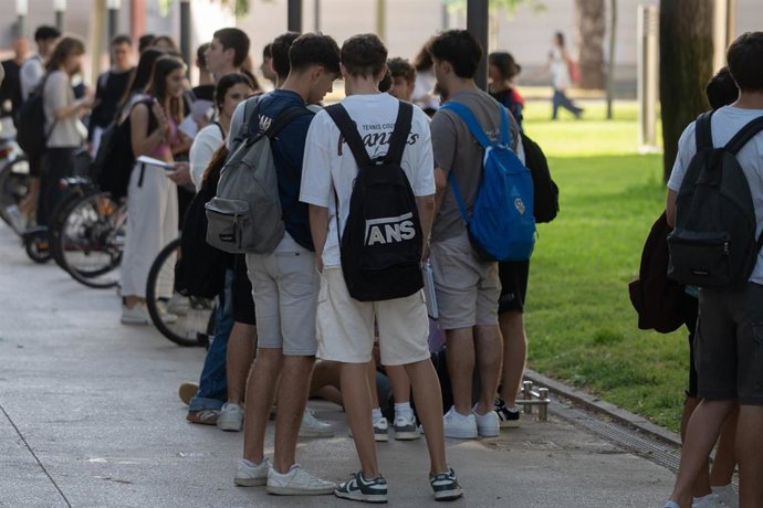 Alumnos durante la primera jornada de selectividad 2025 en Valencia (ARCHIVO)