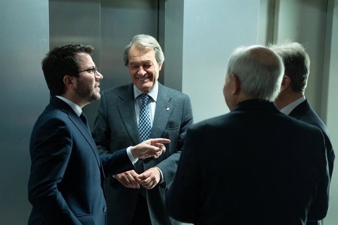 Archivo - Els expresidents de la Generalitat Artur Mas i Pere Aragonès juntament amb el també expresident José Montilla i el degà del Col·legi d'Economistes Carlos Puig de Travy