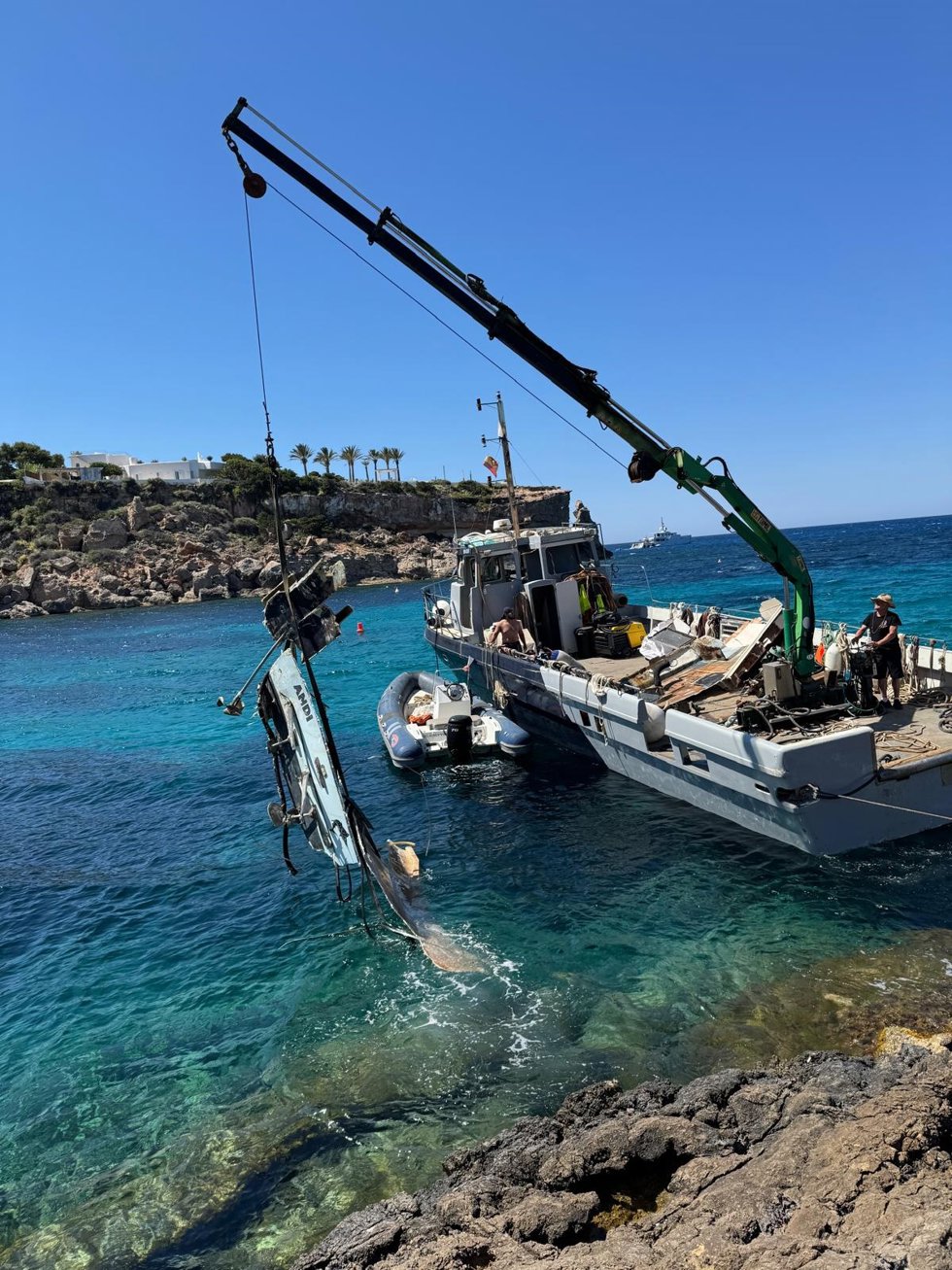 Retirada embarcación en Cala Corral (Ibiza)
