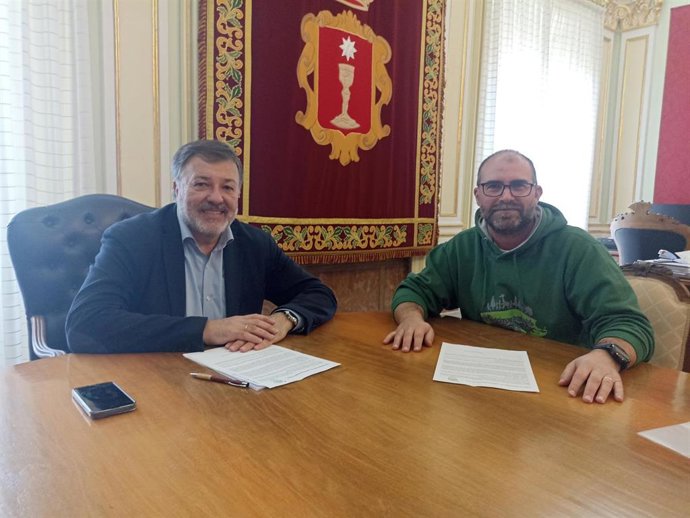 El alcalde de Cuenca, Darío Dolz, y el presidente del Comité Internacional del Corredor Biológico Mundial, Jorge Extramiana.